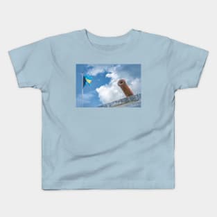 Bahamian Flag and Cannon Atop Fort Fincastle Kids T-Shirt